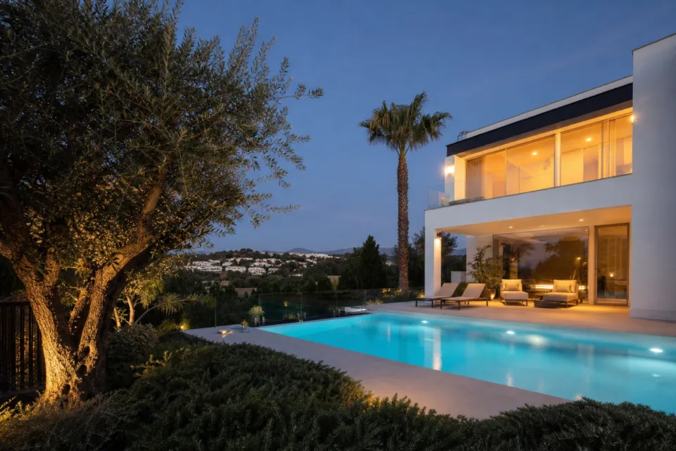 Contemporary villa facing the sea in Javea